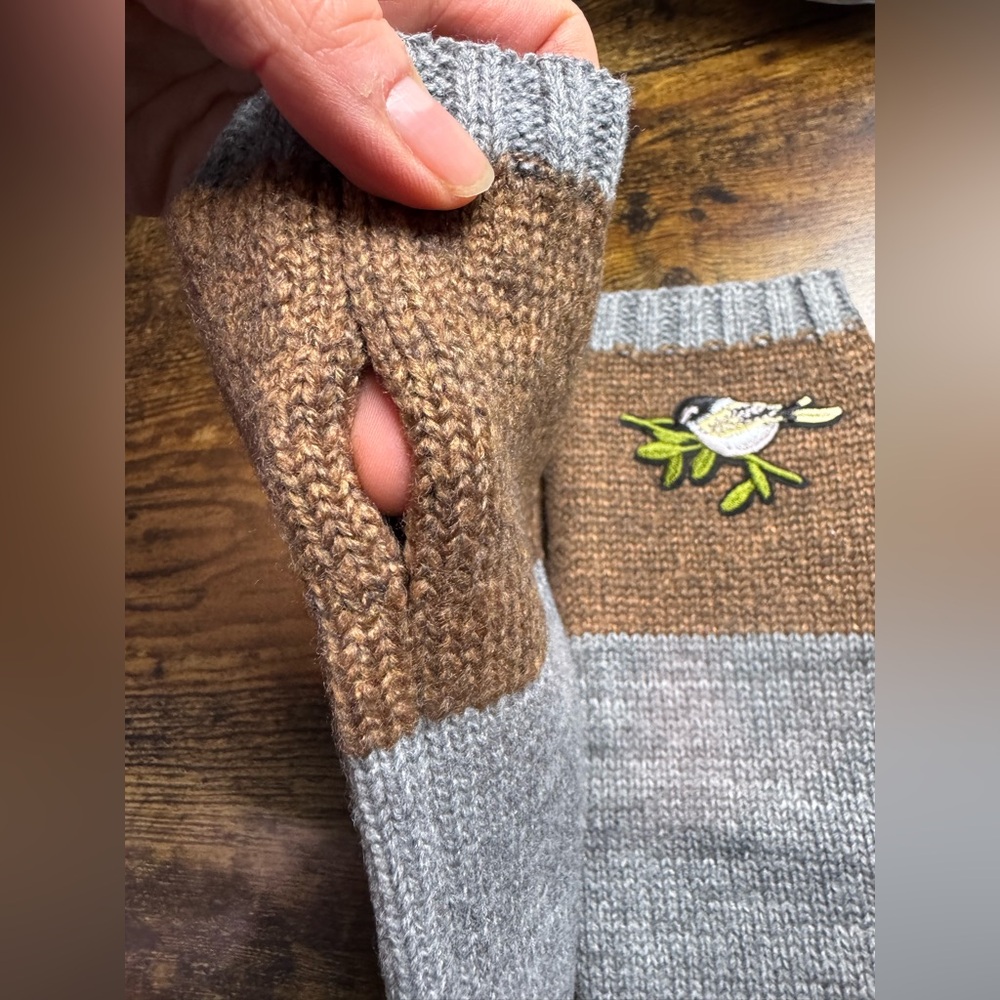 Bird appliqué fingerless gloves - Picture 3 of 4